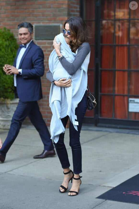 Nicole Trunfio et son fils Zion quittent l'hôtel The Bowery Hotel à East Village. New York, le 23 juillet 2015.