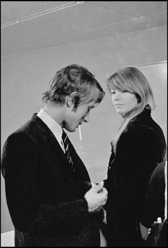 Jacques Dutronc et Françoise Hardy en duo sur le plateau d'une émission de télévision à Paris en 1967.