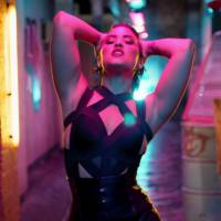 Demi Lovato très sexy en cuir pour le clip ''Cool for the Summer''