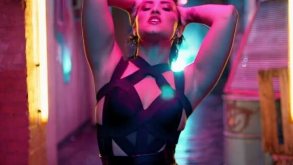 Demi Lovato très sexy en cuir pour le clip ''Cool for the Summer''