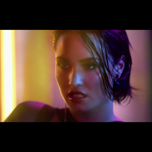 Demi Lovato sexy dans le clip de Cool for the Summer