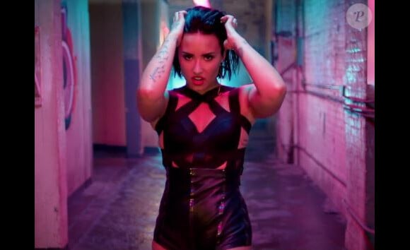 Demi Lovato sexy dans le clip du titre Cool for the Summer