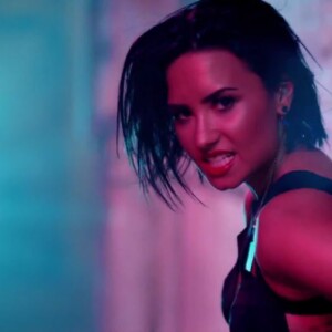 Demi Lovato sexy dans le clip de Cool for the Summer