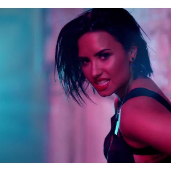 Demi Lovato sexy dans le clip de Cool for the Summer