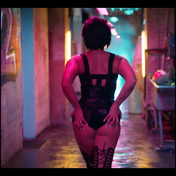 Demi Lovato sexy dans le clip de Cool for the Summer