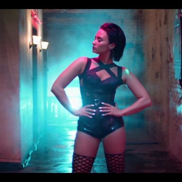 La chanteuse Demi Lovato sexy dans le clip de Cool for the Summer