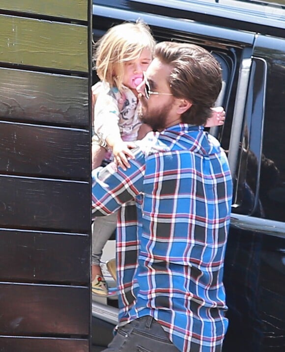 Kourtney Kardashian a déposé ses enfants, Mason et Penelope, à son ex Scott Disick à Beverly Hills. Le 23 juillet 2015