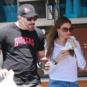 Exclusif - Sofia Vergara et Joe Manganiello achètent des beignets à Los Feliz Le 25 Juillet 2015