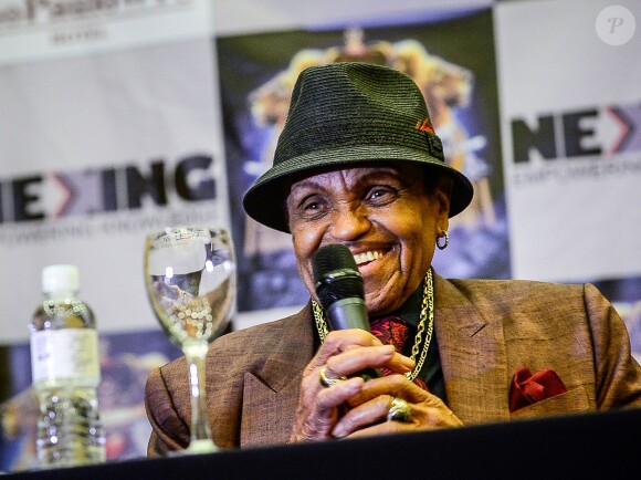 Joe Jackson promeut la vente d'une lithographie des paroles de "Billie Jean" écrite à la main par Michael Jackson à Sao Paulo, le 23 juillet 2015.