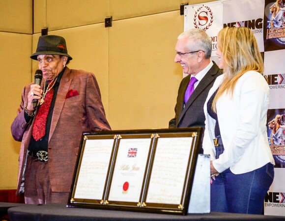 Joe Jackson promeut la vente d'une lithographie des paroles de "Billie Jean" écrite à la main par Michael Jackson à Sao Paulo, le 23 juillet 2015.