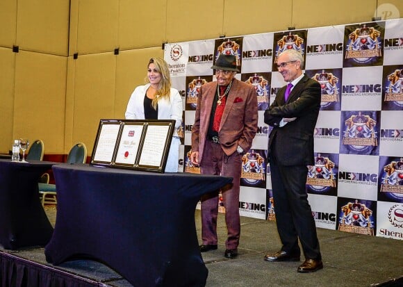 Joe Jackson promeut la vente d'une lithographie des paroles de "Billie Jean" écrite à la main par Michael Jackson à Sao Paulo, le 23 juillet 2015.