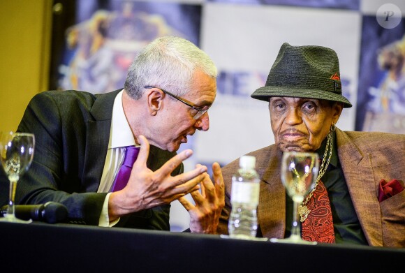 Joe Jackson promeut la vente d'une lithographie des paroles de "Billie Jean" écrite à la main par Michael Jackson à Sao Paulo, le 23 juillet 2015.