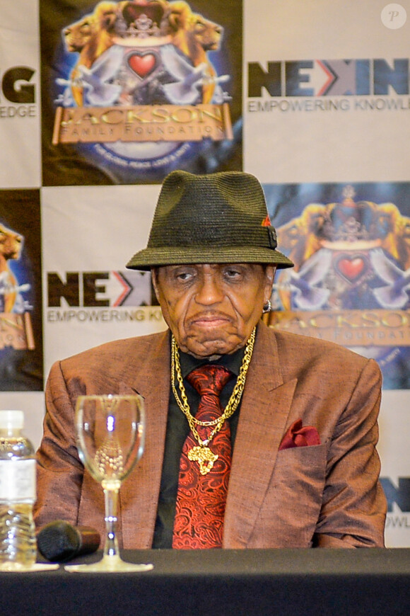 Joe Jackson promeut la vente d'une lithographie des paroles de "Billie Jean" écrite à la main par Michael Jackson à Sao Paulo, le 23 juillet 2015.
