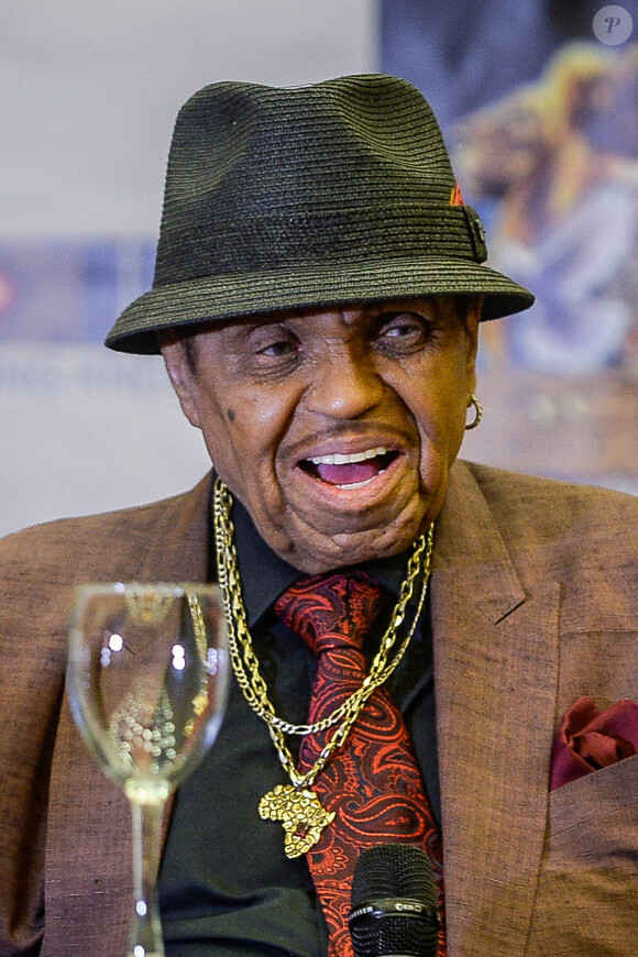 Joe Jackson promeut la vente d'une lithographie des paroles de "Billie Jean" écrite à la main par Michael Jackson à Sao Paulo, le 23 juillet 2015.