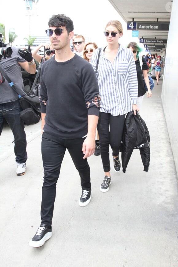 Joe Jonas et Gigi Hadid à l'aéroport LAX à Los Angeles, le 20 juillet 2015.