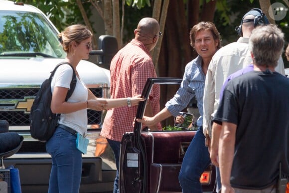 Tom Cruise sur le tournage du film "Mena" avec son assistante Emily Thomas le 29 juin 2015.