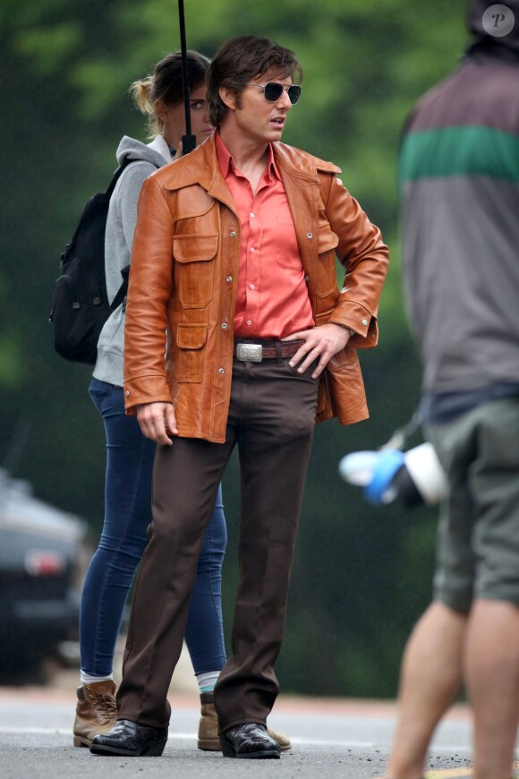 Tom Cruise avec son assistante sur le tournage de "Mena" en Géorgie le 27 mai 2015.
