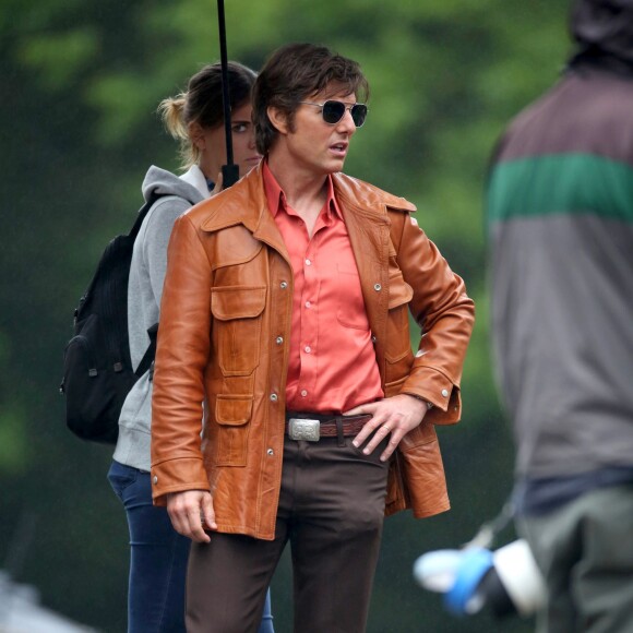 Tom Cruise avec son assistante sur le tournage de "Mena" en Géorgie le 27 mai 2015.