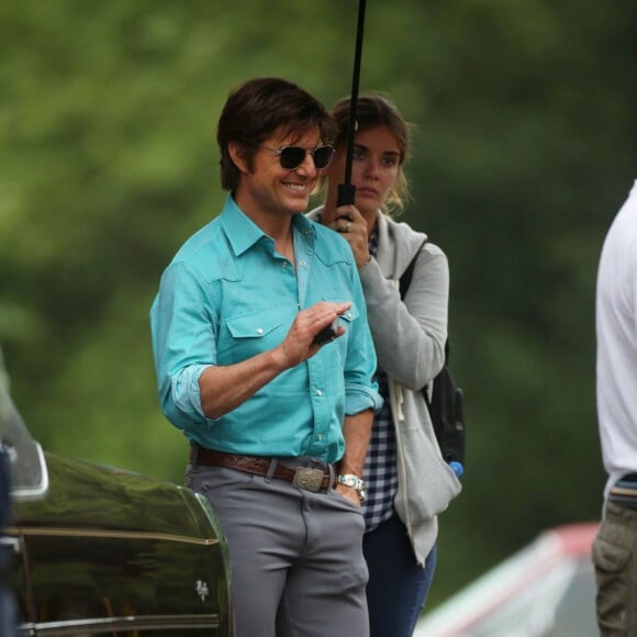 Tom Cruise avec son assistante sur le tournage de "Mena" en Géorgie le 27 mai 2015.