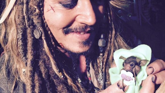 Johnny Depp donne le biberon à un bébé chauve-souris : Irrésistible !