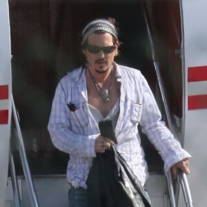 Exclusif - Johnny Depp et sa femme Amber Heard sortent d'un jet privé à Los Angeles, le 25 mai 2015. Ils sont heureux de retrouver leurs chiens Boo et Pistol, deux Yorkshire Terriers.