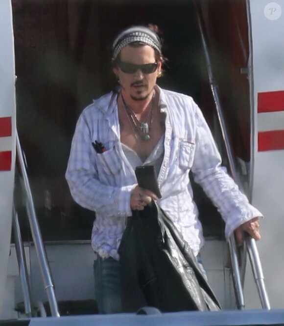 Exclusif - Johnny Depp et sa femme Amber Heard sortent d'un jet privé à Los Angeles, le 25 mai 2015. Ils sont heureux de retrouver leurs chiens Boo et Pistol, deux Yorkshire Terriers.