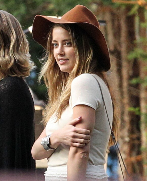 Amber Heard rend visite à Johnny Depp sur le tournage de "Black Mass" à Lynn dans le Massachusett le 21 juillet 2014.