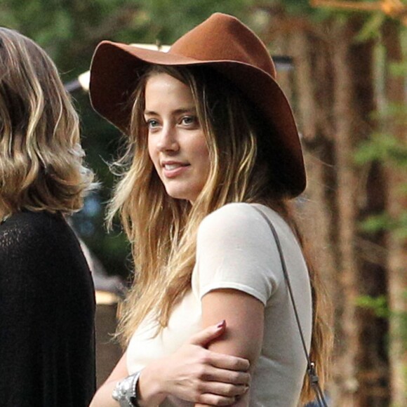Amber Heard rend visite à Johnny Depp sur le tournage de "Black Mass" à Lynn dans le Massachusett le 21 juillet 2014.