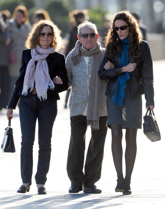 Francisco Rocasolano, grand-père de Letizia d'Espagne, en novembre 2012 à Barcelone lors d'un déjeuner avec Telma Ortiz et Paloma Rocasolano, soeur et mère de Letizia.
