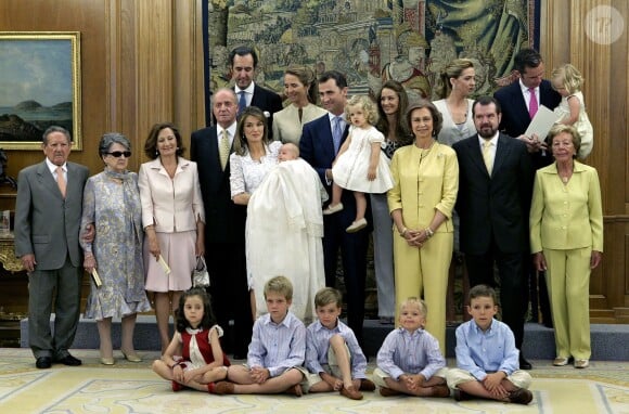 Letizia et Felipe d'Espagne en famille pour le baptême de l'infante Sofia en juillet 2007.