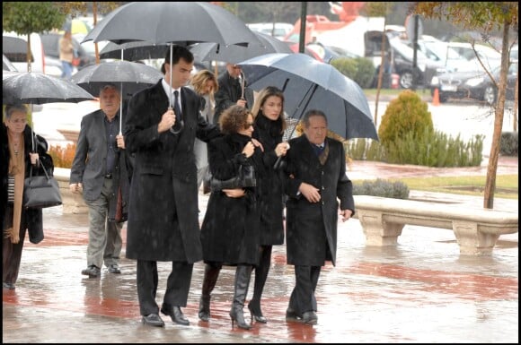 Letizia d'Espagne aux funérailles de sa soeur Erika en février 2007 à Madrid avec son époux Felipe, sa mère Paloma Rocasolano et son grand-père Francisco Rocasolano.