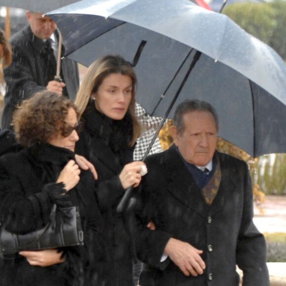 Letizia d'Espagne aux funérailles de sa soeur Erika en février 2007 à Madrid avec son époux Felipe, sa mère Paloma Rocasolano et son grand-père Francisco Rocasolano.