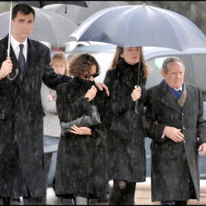 Letizia d'Espagne aux funérailles de sa soeur Erika en février 2007 à Madrid avec son époux Felipe, sa mère Paloma Rocasolano et son grand-père Francisco Rocasolano.