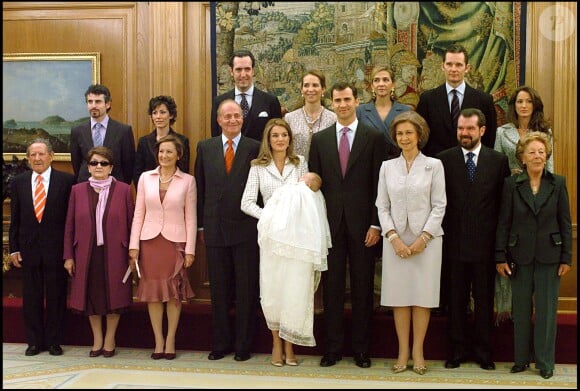Letizia et Felipe d'Espagne en famille pour le baptême de l'infante Leonor en janvier 2006. A gauche au premier rang se trouvent Francisco Rocasolano, sa femme Enriqueta et Paloma Rocasolano, les grands-parents et la mère de Letizia.