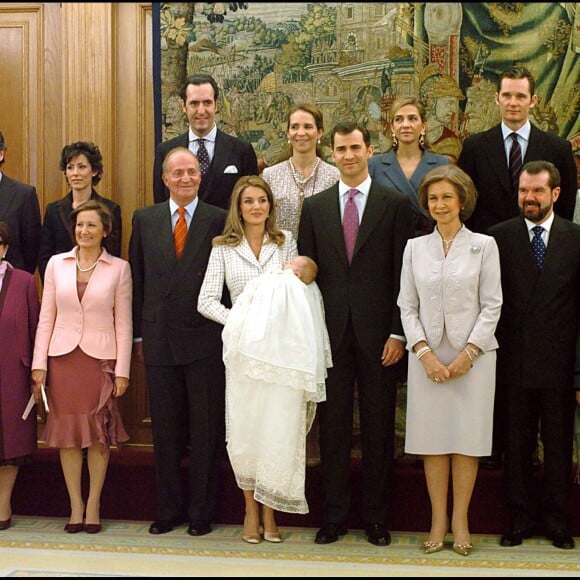 Letizia et Felipe d'Espagne en famille pour le baptême de l'infante Leonor en janvier 2006. A gauche au premier rang se trouvent Francisco Rocasolano, sa femme Enriqueta et Paloma Rocasolano, les grands-parents et la mère de Letizia.