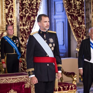 Pendant que son épouse Letizia s'inquiète pour la santé de son grand-père Francisco Rocasolano, le roi Felipe VI d'Espagne poursuit ses dernières missions avant les vacances, entre audiences, réception des ambassadeurs étrangers...