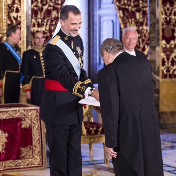 Pendant que son épouse Letizia s'inquiète pour la santé de son grand-père Francisco Rocasolano, le roi Felipe VI d'Espagne poursuit ses dernières missions avant les vacances, entre audiences, réception des ambassadeurs étrangers...