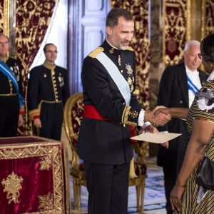 Pendant que son épouse Letizia s'inquiète pour la santé de son grand-père Francisco Rocasolano, le roi Felipe VI d'Espagne poursuit ses dernières missions avant les vacances, entre audiences, réception des ambassadeurs étrangers...