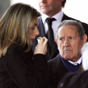 Letizia d'Espagne avec son grand-père Francisco Rocasolano lors des obsèques de sa soeur Erika en février 2007