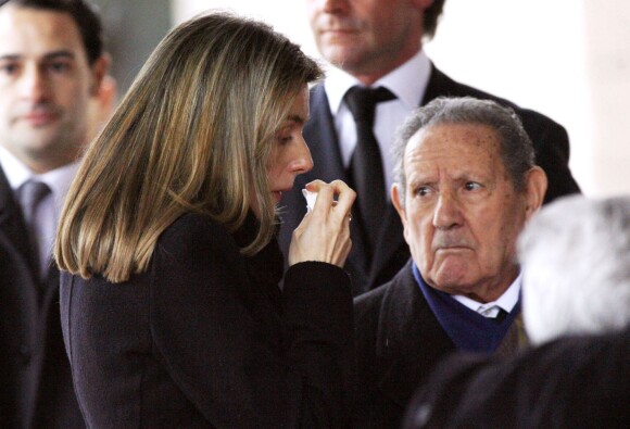 Letizia d'Espagne avec son grand-père Francisco Rocasolano lors des obsèques de sa soeur Erika en février 2007