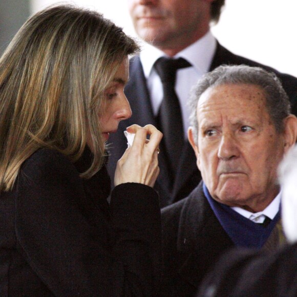 Letizia d'Espagne avec son grand-père Francisco Rocasolano lors des obsèques de sa soeur Erika en février 2007