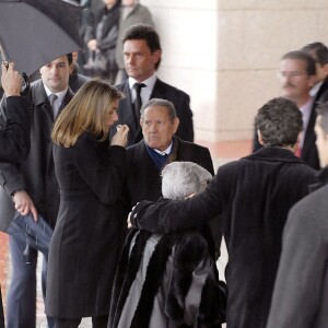 Letizia d'Espagne avec son grand-père Francisco Rocasolano lors des obsèques de sa soeur Erika en février 2007