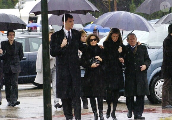 Letizia d'Espagne avec son mari Felipe, sa mère Paloma Rocasolano et son grand-père Francisco Rocasolano lors des obsèques de sa soeur Erika en février 2007