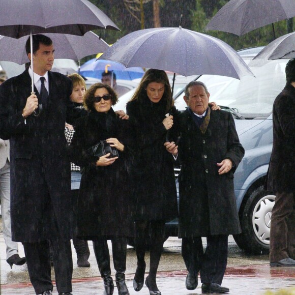 Letizia d'Espagne avec son mari Felipe, sa mère Paloma Rocasolano et son grand-père Francisco Rocasolano lors des obsèques de sa soeur Erika en février 2007