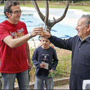 Francisco Rocasolano, grand-père de Letizia d'Espagne, célébrant la naissance de l'infante Leonor en octobre 2005