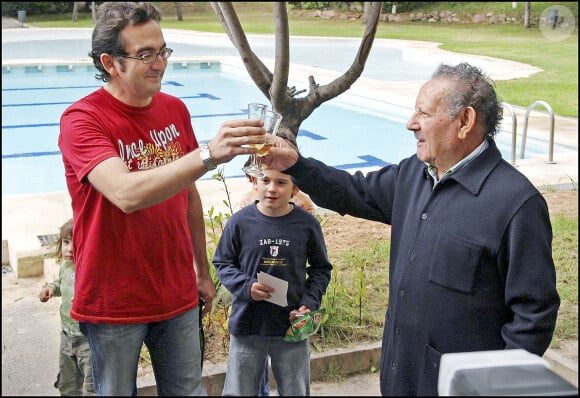 Francisco Rocasolano, grand-père de Letizia d'Espagne, célébrant la naissance de l'infante Leonor en octobre 2005