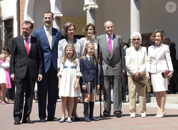Jesus Ortiz, le roi Felipe VI d'Espagne, la reine Letizia d'Espagne avec leurs filles Leonor et Sofia, la reine Sofia d'Espagne et le roi Juan Carlos d'Espagne, Menchu Alvarez del Valle, Paloma Rocasolano lors de la communion de la princesse Leonor à Madrid le 20 mai 2015.