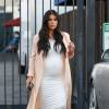 Kim Kardashian, enceinte, quitte un studio à Van Nuys, Los Angeles, le 27 juillet 2015.