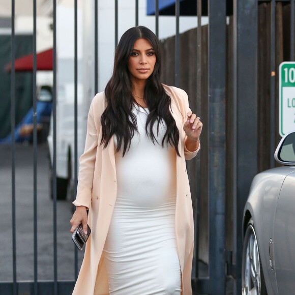 Kim Kardashian, enceinte, quitte un studio à Van Nuys, Los Angeles, le 27 juillet 2015.