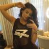 Sur une récente série de snapchats, Kylie Jenner porte un t-shirt en mesh Dimepiece sur lequel est inscrit "Eat-Me-Out", "Mange Moi" en français. Un choix vestimentaire qui provoque une nouvelle polémique.